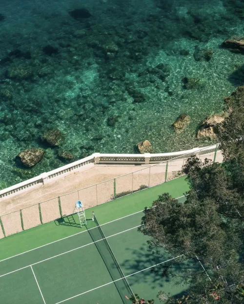 Un court au bord de l'eau